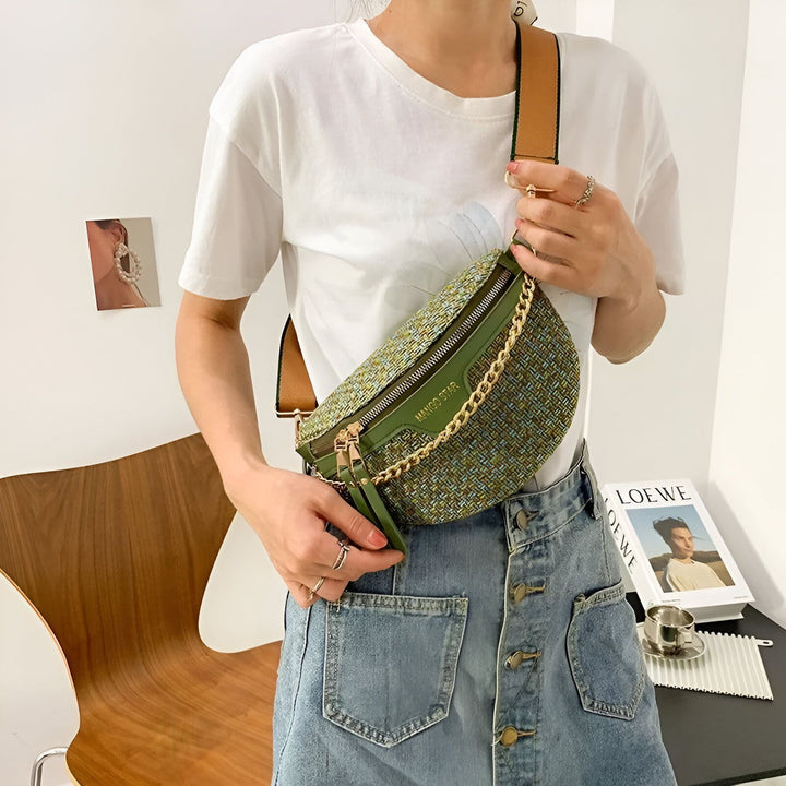 Sac banane vert tissé avec chaîne dorée porté., 46194025005280,46194025038048,46194025070816,46194025103584