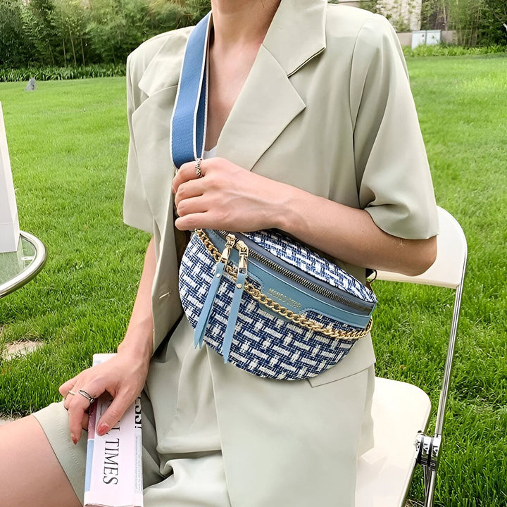 Sac banane femme bleu blanc motif tressé, chaîne dorée, porté en bandoulière., 46194025005280,46194025038048,46194025070816,46194025103584