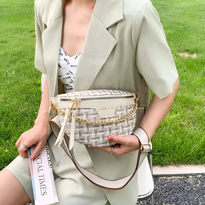 Sac banane en tweed beige/blanc chaîne dorée porté sur blazer vert pâle, 46194025005280,46194025038048,46194025070816,46194025103584