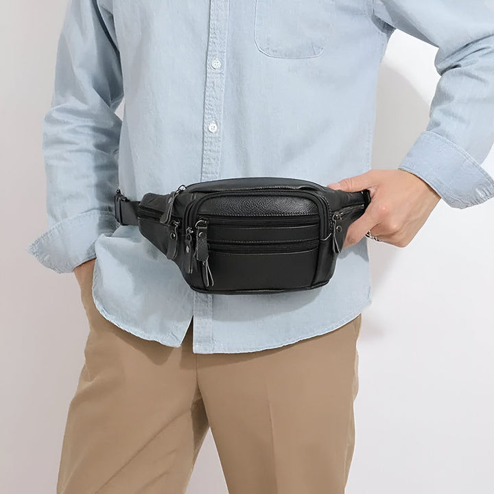 Sac banane en cuir noir porté par un homme, 46194063802592,46194063835360,46194063868128
