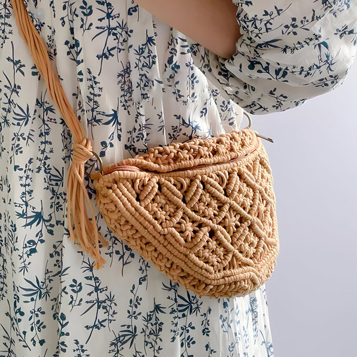 Sac bandoulière macramé beige avec robe blanche imprimé floral bleu., 46193920606432,46193920639200