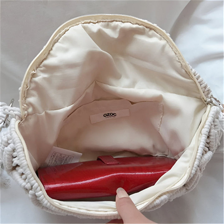Intérieur d'un sac OZOC crème ouvert avec un étui rouge et une main., 46193920606432,46193920639200