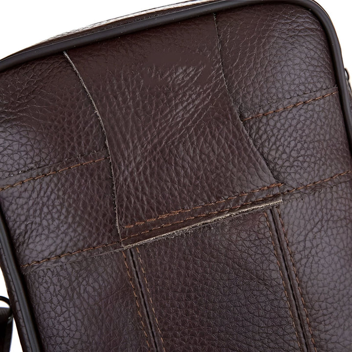 Détail du sac en cuir marron foncé avec coutures visibles., 46194067996896,46194068029664
