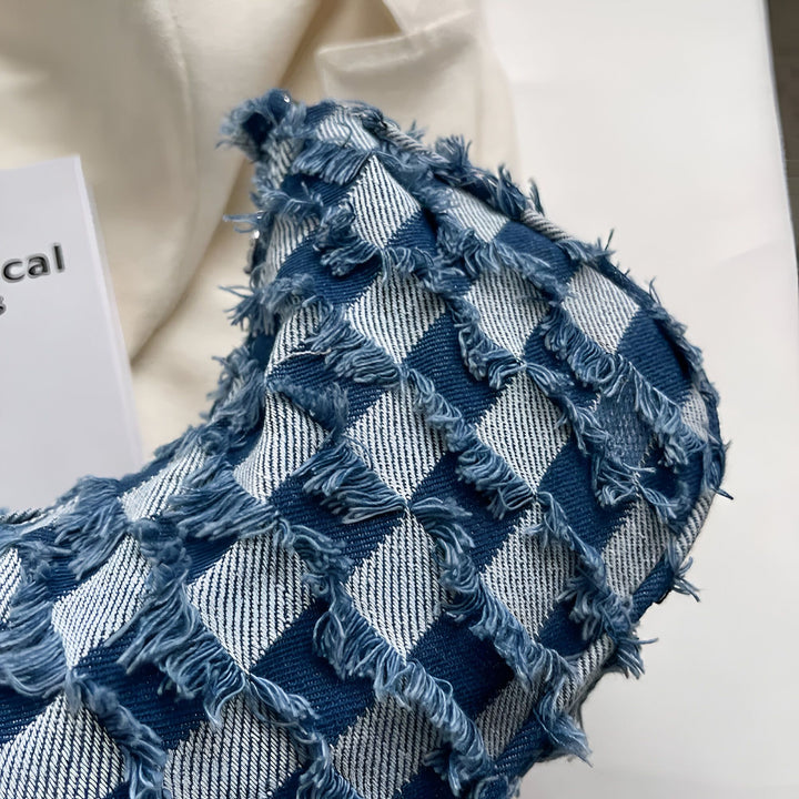 Détail d'un tissu bleu et blanc à motif carreaux et texture effilochée., 46193995612384,46193995645152