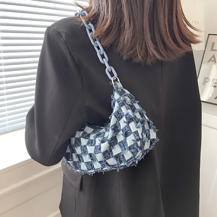 Sac à main épaule en damier bleu/blanc frangé avec bandoulière chaîne bleue., 46193995612384,46193995645152