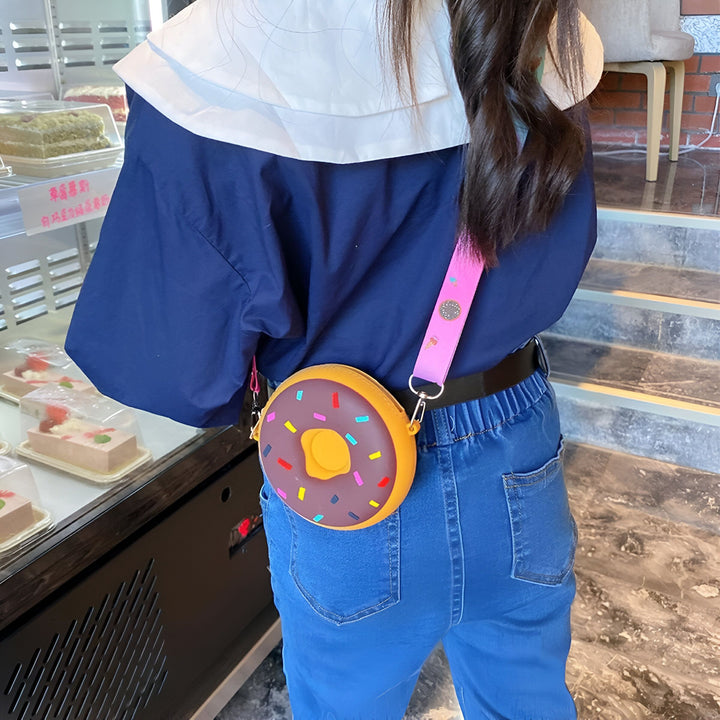 Sac en forme de donut chocolat avec pépites colorées porté par une personne de dos., 46193978802400,46193978835168,46193978867936,46193978900704