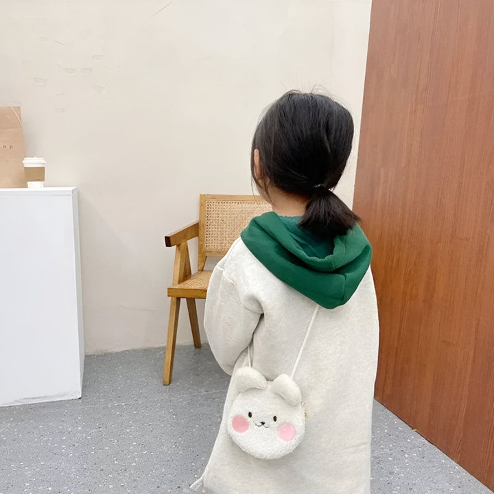 Enfante portant un sweat à capuche gris/vert avec un mini sac blanc en peluche tête d'animal., 46193976475872,46193976508640,46193976541408