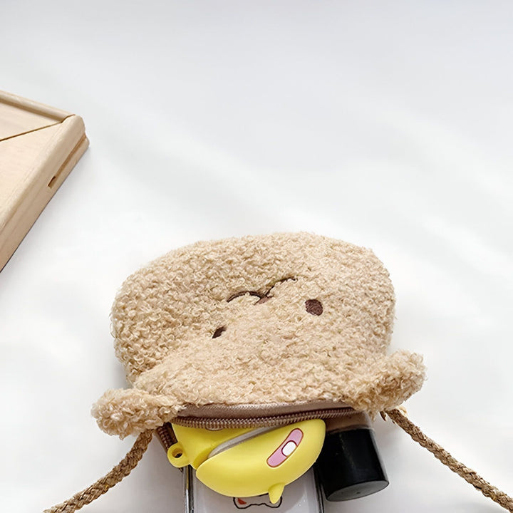 Sac bandoulière en peluche beige en forme de tête d'ours, fermeture éclair ouverte, contenu visible., 46193976475872,46193976508640,46193976541408