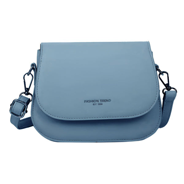 Sac bandoulière bleu ciel à rabat, avec l'inscription Fashion Trend Est 1996., 46193966907616,46193966940384,46193966973152,46193967005920,46193967038688