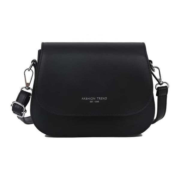 Sac bandoulière noir avec rabat et texte 'Fashion Trend Est 1996'., 46193966907616,46193966940384,46193966973152,46193967005920,46193967038688