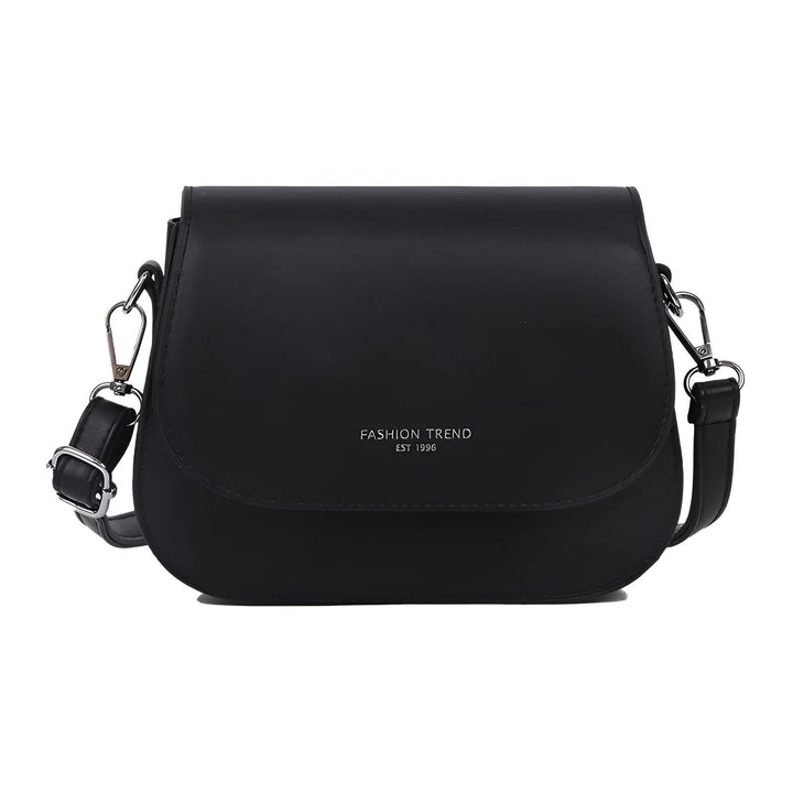 Sac bandoulière noir avec rabat et texte 'Fashion Trend Est 1996'., 46193966907616,46193966940384,46193966973152,46193967005920,46193967038688