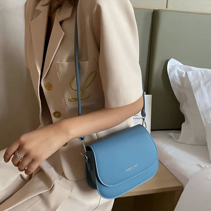 Sac bandoulière bleu clair fashion porté avec une veste., 46193966907616,46193966940384,46193966973152,46193967005920,46193967038688