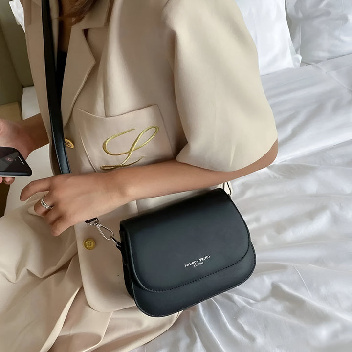 Sac à bandoulière noir Fashion Trend porté par une femme en blazer beige, 46193966907616,46193966940384,46193966973152,46193967005920,46193967038688