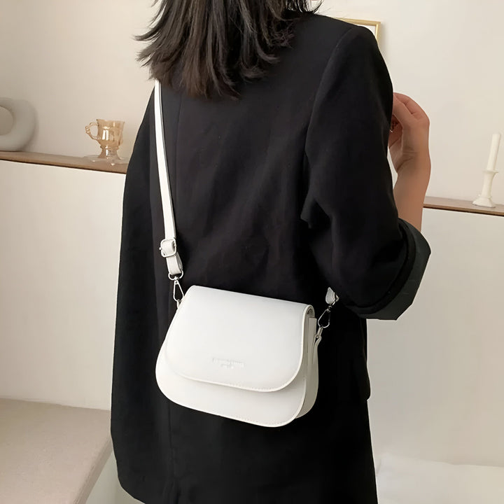 Femme de dos portant un sac bandoulière blanc à rabat, 46193966907616,46193966940384,46193966973152,46193967005920,46193967038688