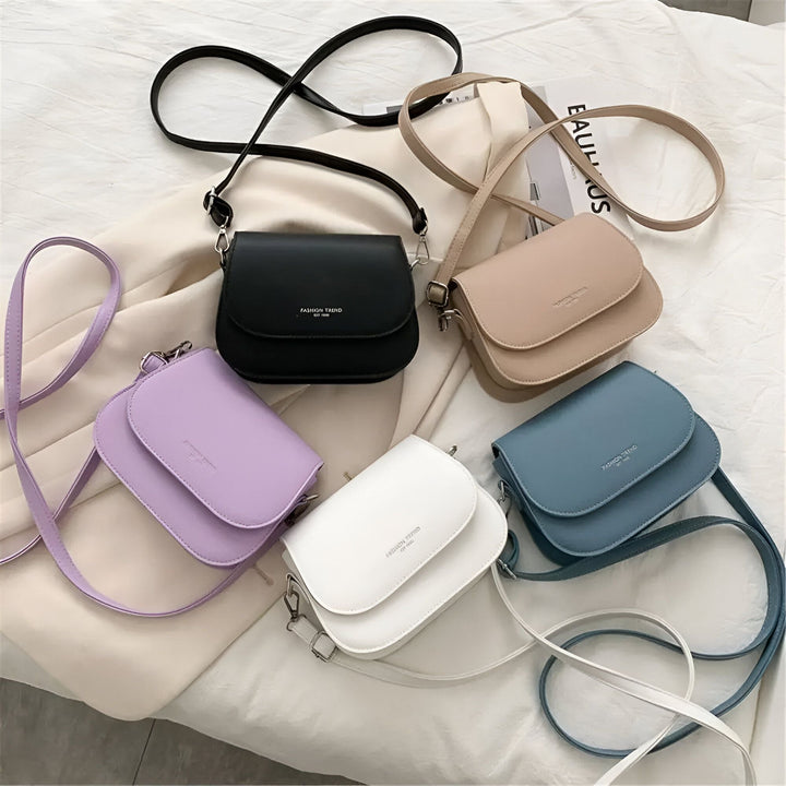 Cinq sacs à bandoulière de couleurs variées : noir, beige, violet, blanc, bleu., 46193966907616,46193966940384,46193966973152,46193967005920,46193967038688