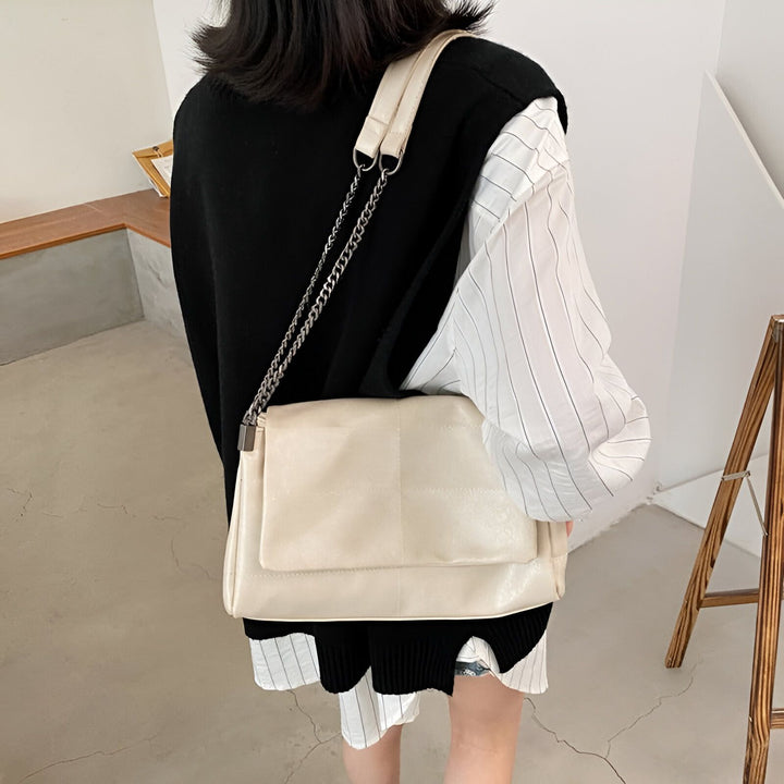 Sac bandoulière crème avec sangle chaîne et chemise rayée., 46193950523616,46193950556384