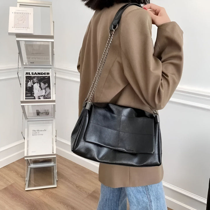 Femme avec sac bandoulière noir matelassé à chaîne argentée., 46193950523616,46193950556384