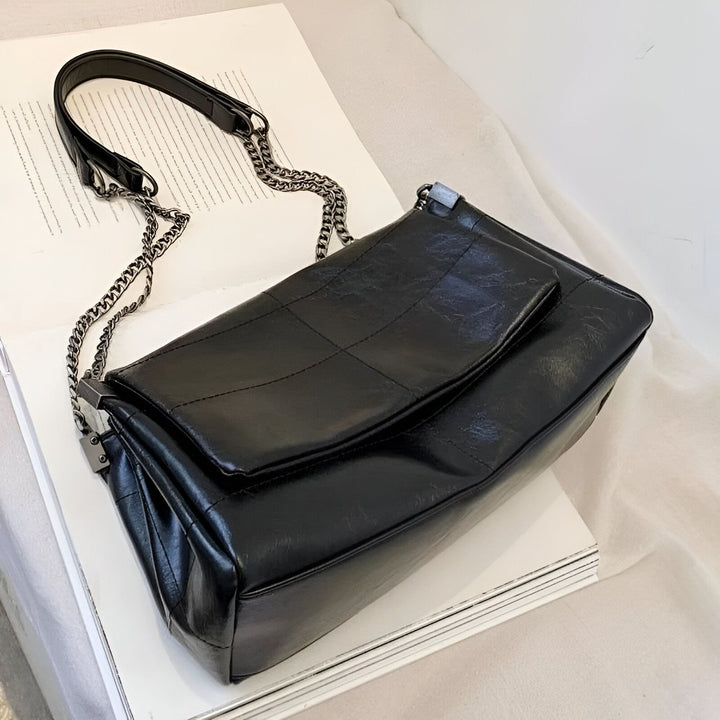 Sac à main noir à rabat matelassé et bandoulière chaîne argentée., 46193950523616,46193950556384