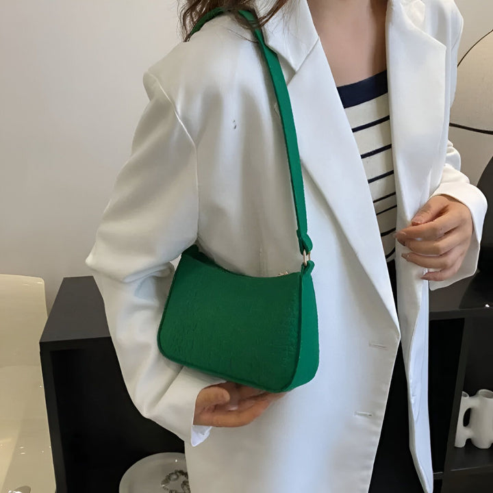 Sac à bandoulière vert porté avec blazer blanc et top rayé., 46193938596064,46193938628832,46193938661600,46193938694368