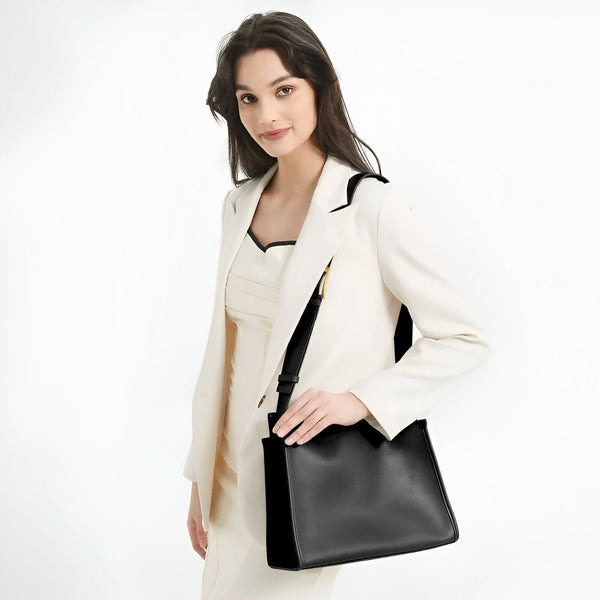 Femme élégante en blazer crème et robe, portant un sac cabas noir., 46193866965216