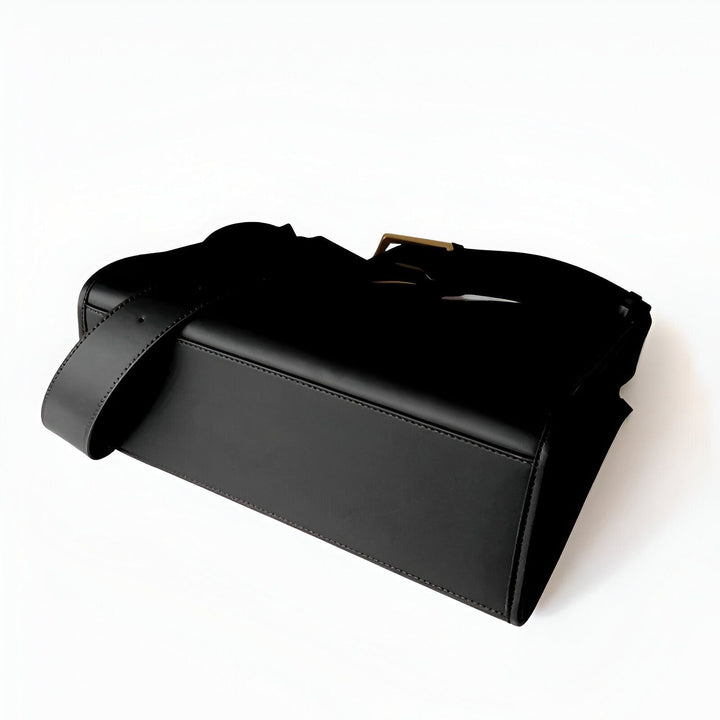 Sac noir en cuir avec sangle et détail doré, 46193866965216