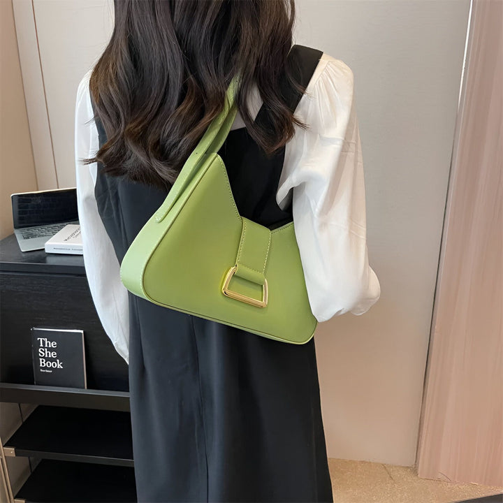 Sac vert lime avec boucle dorée porté à l'épaule par une femme, 46193872797920,46193872830688,46193872863456,46193872896224