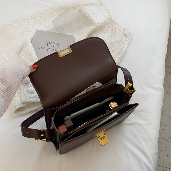 Sac bandoulière en cuir marron ouvert, intérieur et poches visibles., 46194027069664,46194027102432,46194027135200,46194027167968