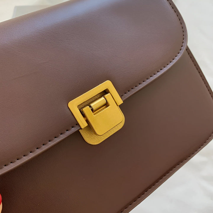 Sac en cuir marron avec fermoir doré, 46194027069664,46194027102432,46194027135200,46194027167968