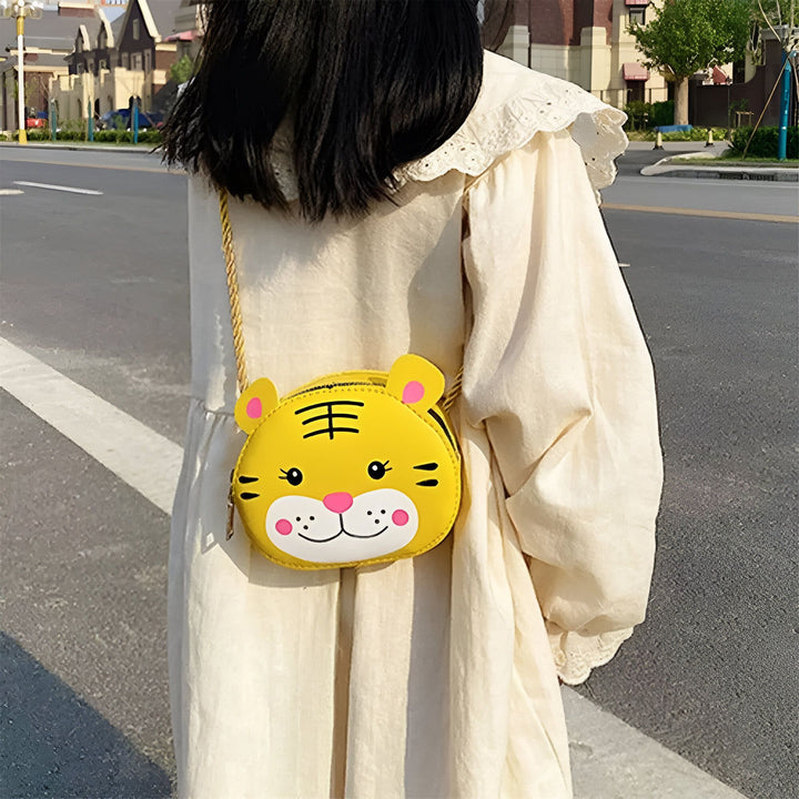 Sac bandoulière enfant jaune tête de tigre porté par une personne, 46193977491680,46193977524448,46193977557216,46193977589984,46193977622752