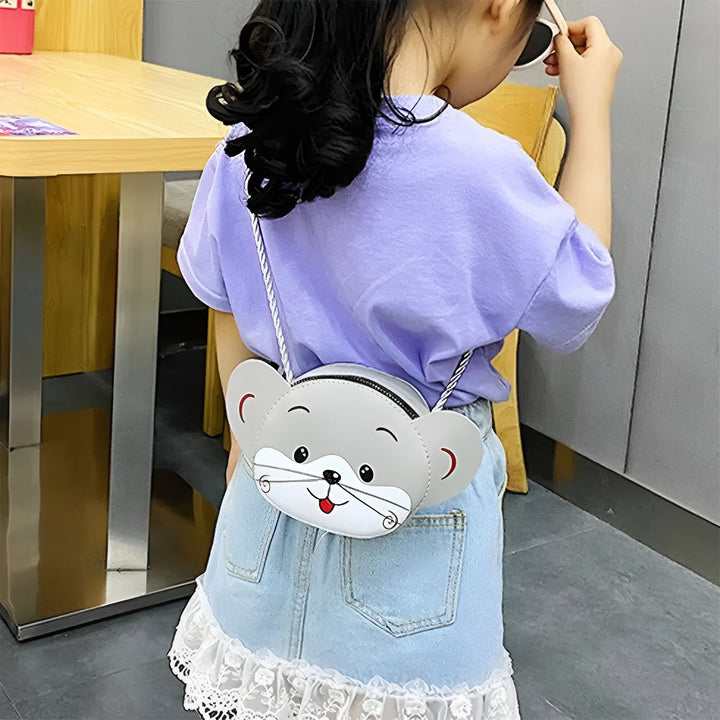 Fille avec t-shirt violet et jupe en jean dentelle, portant un petit sac gris en forme de souris., 46193977491680,46193977524448,46193977557216,46193977589984,46193977622752