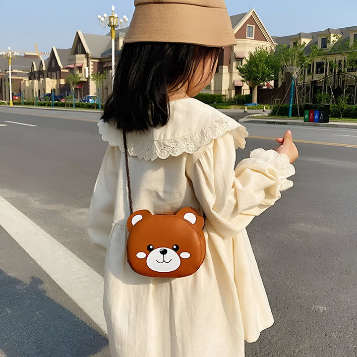 Enfant portant un sac bandoulière marron en forme de tête d'ours souriante, 46193977491680,46193977524448,46193977557216,46193977589984,46193977622752
