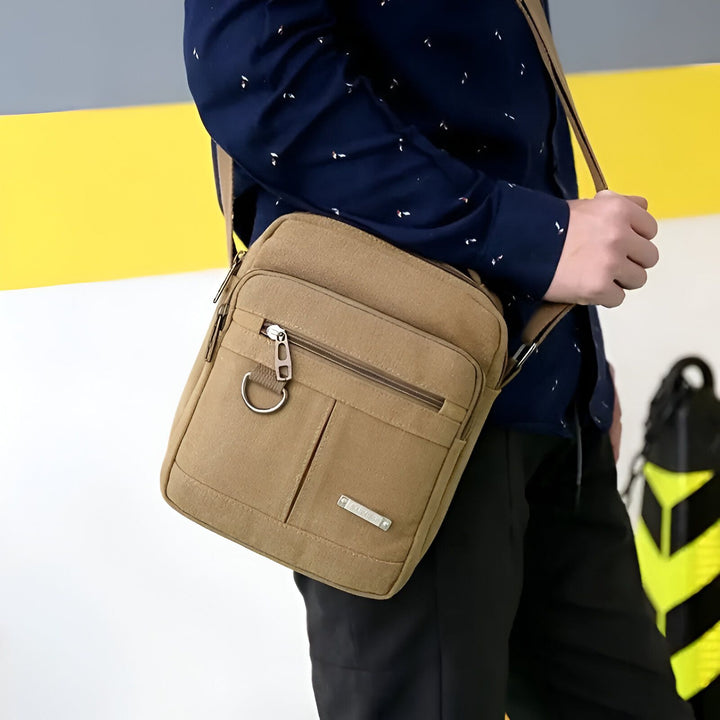 Sac messager marron porté par un homme, 46194071535840,46194071568608,46194071601376,46194071634144
