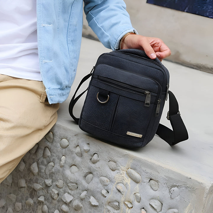 Sac bandoulière bleu marine tenu par un homme en veste en jean, 46194071535840,46194071568608,46194071601376,46194071634144