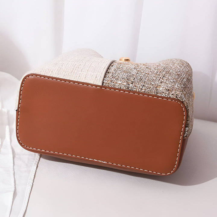 Fond de sac à main en cuir marron avec coutures blanches et côté en tissu texturé beige., 46193874469088,46193874501856,46193874534624,46193874567392