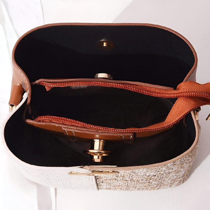 Sac à main ouvert en matière tressée beige et cuir marron, vue intérieure avec poche zippée., 46193874469088,46193874501856,46193874534624,46193874567392