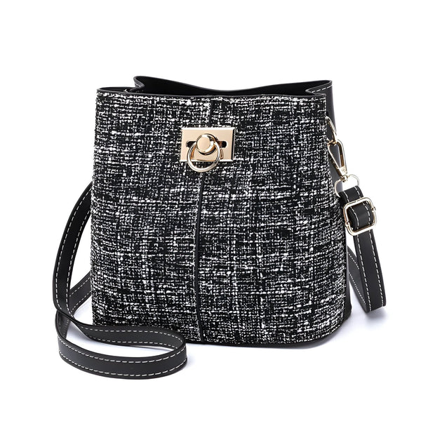 Sac bandoulière noir et blanc effet tweed avec boucle dorée., 46193874469088,46193874501856,46193874534624,46193874567392