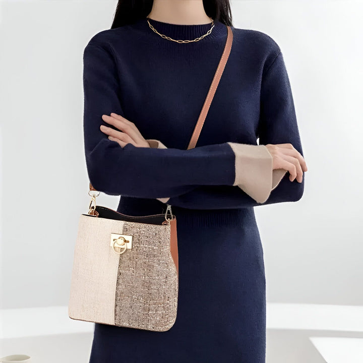 Personne portant une robe bleu marine, un sac à main bicolore beige et tweed et un collier doré., 46193874469088,46193874501856,46193874534624,46193874567392