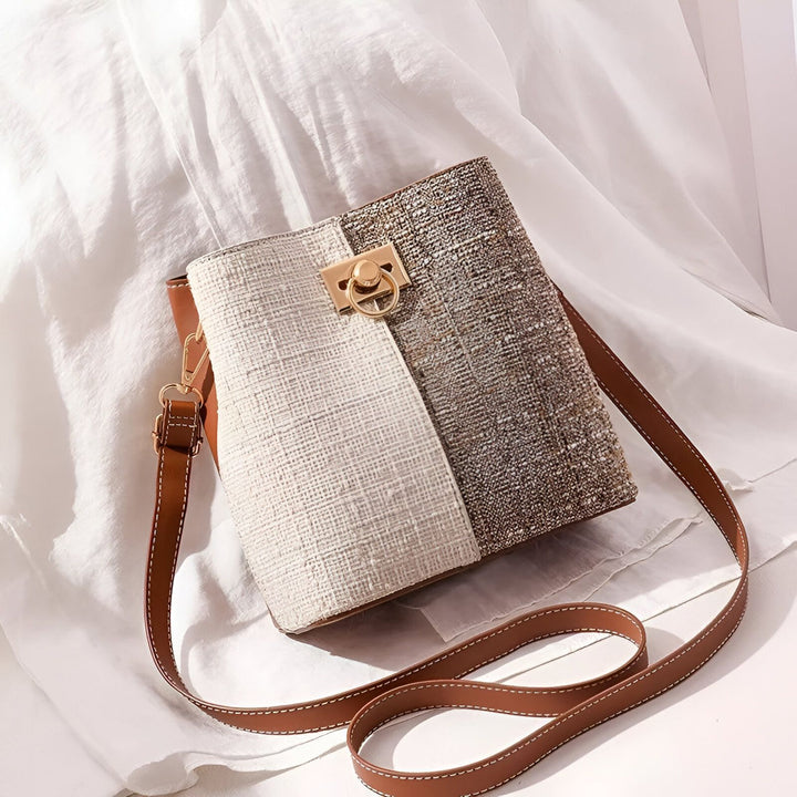 Sac bandoulière texturé bicolore beige et marron avec bandoulière cuir et fermoir doré., 46193874469088,46193874501856,46193874534624,46193874567392