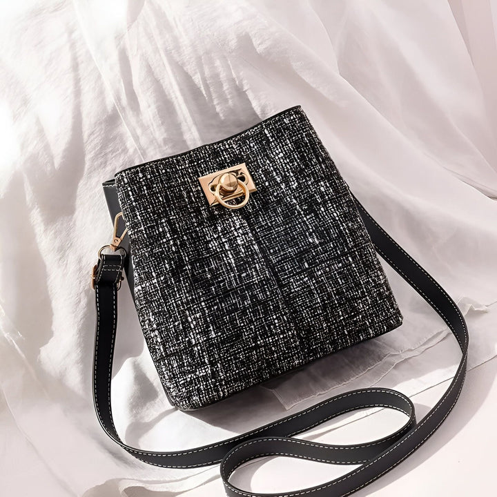 Sac seau texturé noir et blanc avec bandoulière noire et fermoir doré., 46193874469088,46193874501856,46193874534624,46193874567392
