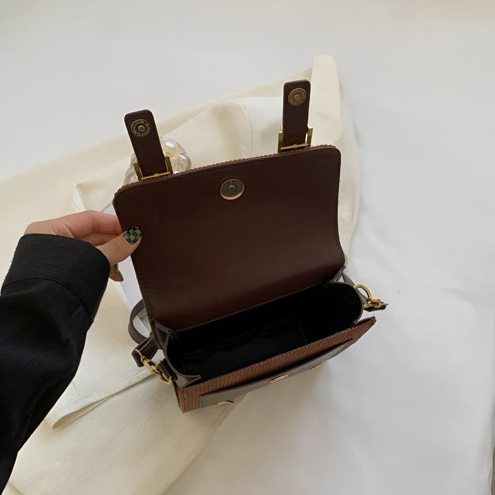 Sac à main marron ouvert tenu par une main, 46193903239392,46193903304928,46193903337696,46193903370464