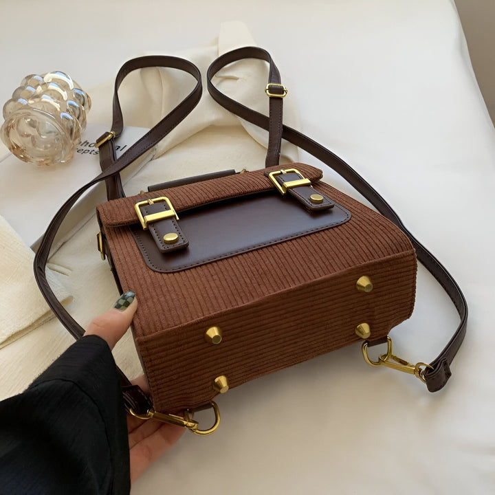 Petit sac en velours côtelé marron avec rabat en faux cuir, boucles et pieds dorés., 46193903239392,46193903304928,46193903337696,46193903370464