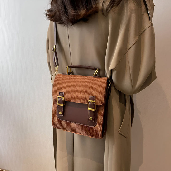 Sac à bandoulière marron en velours côtelé porté sur un manteau., 46193903239392,46193903304928,46193903337696,46193903370464