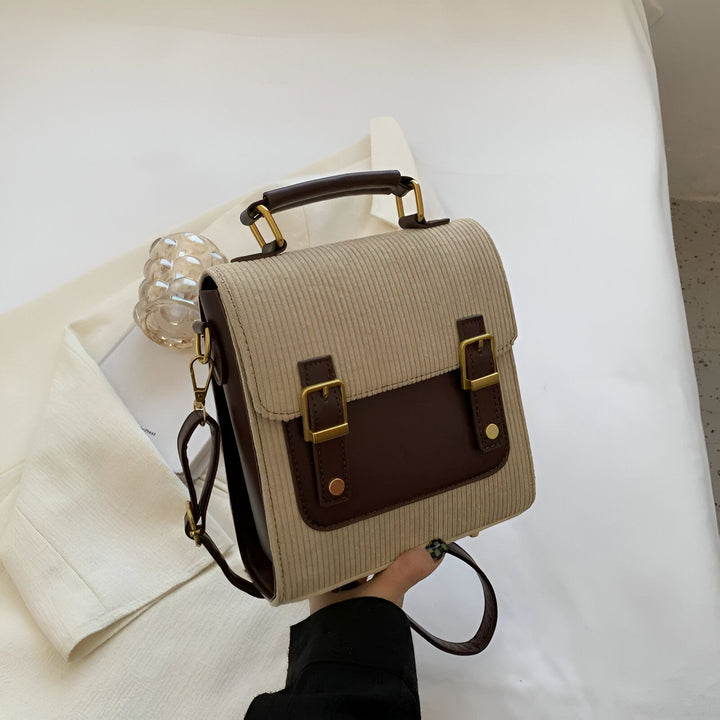 Sac à main beige en velours côtelé, rabat marron et boucles., 46193903239392,46193903304928,46193903337696,46193903370464
