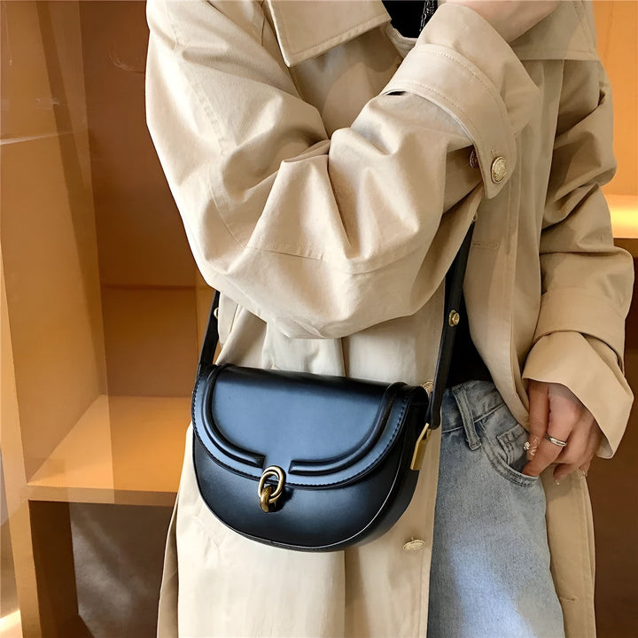 Femme en trench beige et jean portant un sac bandoulière en cuir noir, 46194026283232,46194026316000,46194026348768,46194026381536