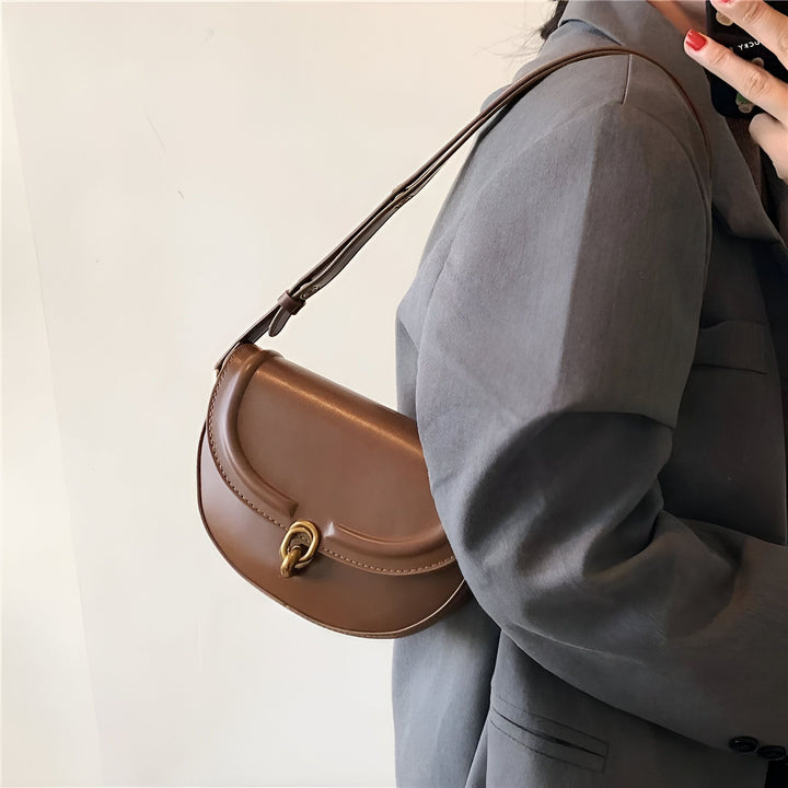 Sac à bandoulière demi-lune en cuir marron porté avec un blazer gris., 46194026283232,46194026316000,46194026348768,46194026381536