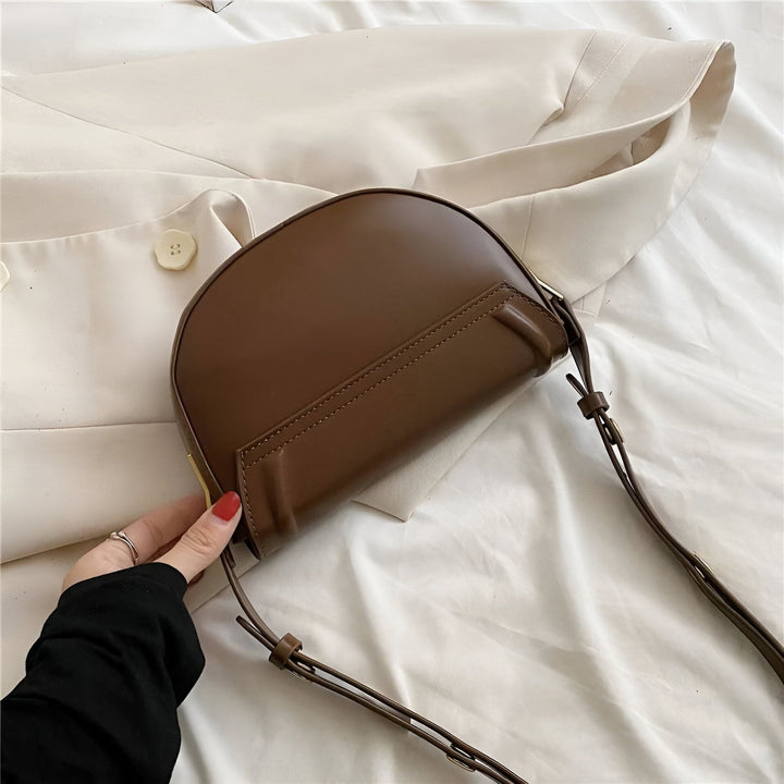 Sac bandoulière en cuir marron forme demi-lune, 46194026283232,46194026316000,46194026348768,46194026381536
