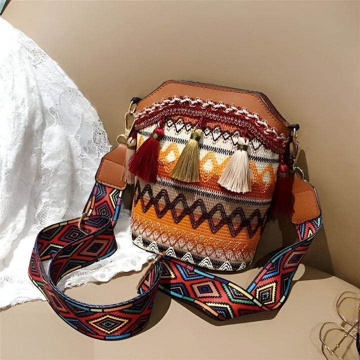Sac boho brodé avec pompons et sangle géométrique colorée., 46193925193952,46193925226720,46193925259488,46193925292256
