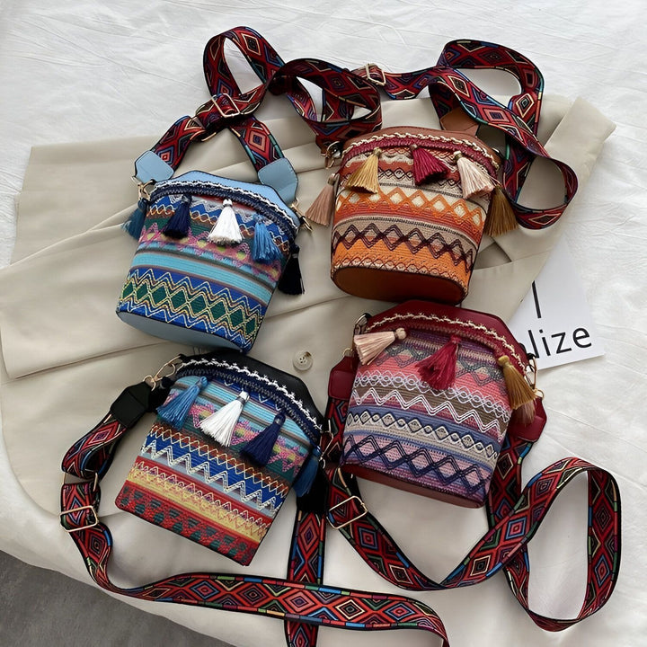 Quatre sacs bandoulière colorés avec broderies ethniques et pompons., 46193925193952,46193925226720,46193925259488,46193925292256