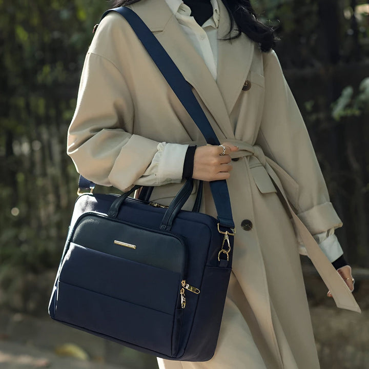 Femme en trench beige et sac ordinateur bleu marine bandoulière., 46193906057440,46193906090208,46193906122976,46193906155744,46193906188512,46193906221280,46193906254048,46193906286816,46193906319584,46193906352352,46193906385120,46193906417888,46193906450656,46193906483424,46193906516192