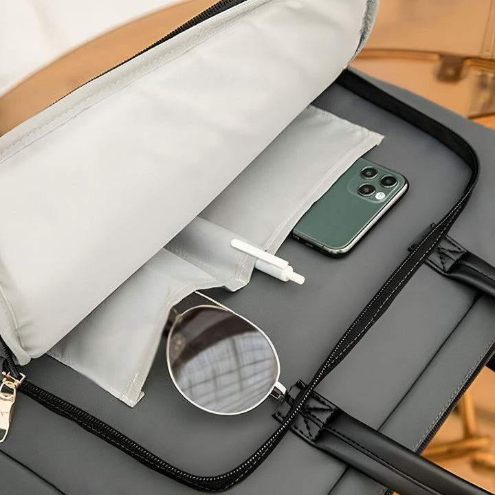 Intérieur d'un sac gris avec lunettes de soleil, téléphone et stylo dans des poches., 46193906057440,46193906090208,46193906122976,46193906155744,46193906188512,46193906221280,46193906254048,46193906286816,46193906319584,46193906352352,46193906385120,46193906417888,46193906450656,46193906483424,46193906516192